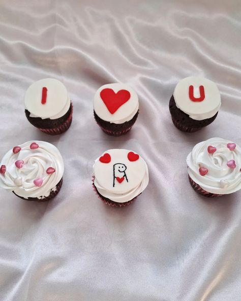 Cupcakes made with love, frosted with happiness! 💖🧁 . . . . . #valentinestreat#sweetindulgence#valentinescupcake#cupcakedecorating#cupcakes I Love You Cupcakes For Him, 1 Year Anniversary Cupcakes, Cupcake For Boyfriend, Dessert For Boyfriend, Birthday Cupcakes Ideas For Boyfriend, Boyfriend Cupcakes, Birthday Cupcakes For Boyfriend, Anniversary Dessert Ideas, Cupcakes For Boyfriend