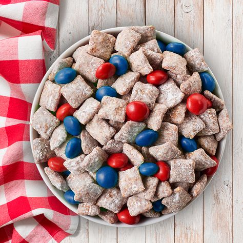 Blue Muddy Buddies, Puppy Chow Crispix Recipe, Puppy Chow Halloween, Puppy Chow Cookies, Chex Muddy Buddies, Chex Mix Recipes Original, Chex Recipes, Puppy Chow Chex Mix Recipe, Chex Mix Puppy Chow