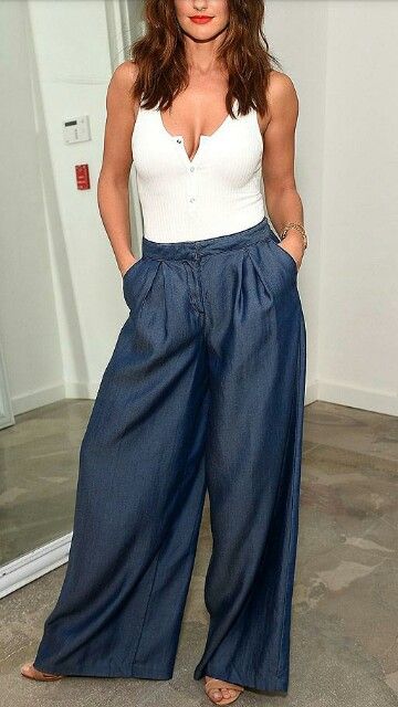 Denim Wide Leg Elastic pants + White fitted top....love it Denim Palazzo Pants Outfit, Denim Palazzo, Plazo Pant, Palazzo Pants Outfit, The A List, Minka Kelly, Elastic Pants, 15th Anniversary, Pants White