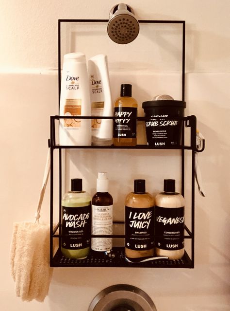 Shower Head Organizer, Organize Hygiene Products, Lush Aesthetic Bathroom, Shower Products Organization, Lush Products Aesthetic, Shower Organization Aesthetic, Shower Products Aesthetic, Lush Bathroom, Shower Organisation