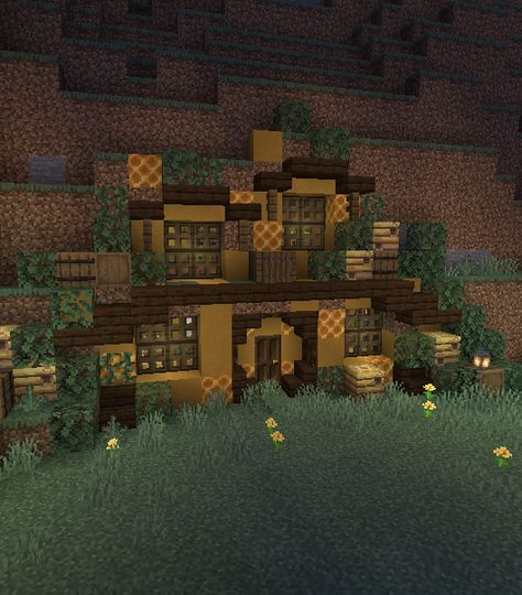 Minecraft Bee Hive Ideas, Minecraft Bee Ideas, Minecraft Wall House, Bee Enclosure Minecraft, Bee Minecraft Build, Bee Hive Minecraft, Minecraft Bee House, Hobbit House Minecraft, Bee Sanctuary Minecraft