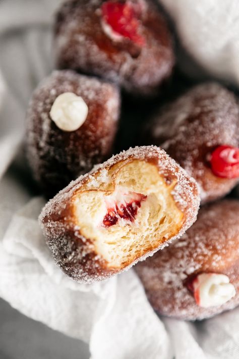 Raspberry Cheesecake Filled Donuts Brioche Donut Recipe, Cheesecake Doughnut, Jam Cheesecake, Cheesecake Donut, Donuts Aesthetic, Brioche Donuts, Donut Ideas, Fancy Donuts, Donuts Recipes