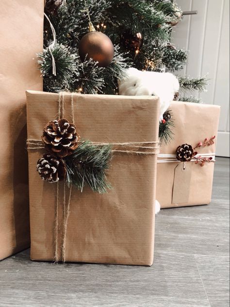 Rustic Present Wrapping, Christmas Present Wrapping Ideas Brown Paper, Gift Wrapping With Pine Cones, Pine Cone Gift Wrap, Brown Christmas Present Wrapping, Natural Christmas Present Wrapping, Rustic Christmas Present Wrapping, Brown Present Wrapping, Natural Christmas Wrapping Ideas