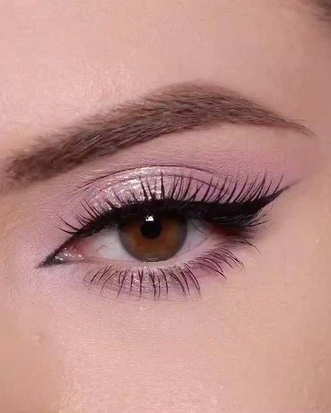 Glittery Eyeshadow Looks, Smokey Eyeliner Tutorial, Makeup Tutorial Glam, Silver Eye Makeup Tutorial, White Eye Makeup, Glittery Eyeshadow, Silver Eye Makeup, Smokey Eye Makeup Look, Soft Eye Makeup