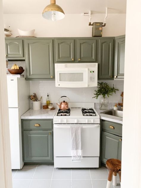 90s Kitchen, How To Paint Kitchen Cabinets, Paint Kitchen Cabinets, Old Kitchen Cabinets, Painted Kitchen Cabinets Colors, Green Kitchen Cabinets, Diy Kitchen Renovation, Paint Kitchen, Remodeling Kitchen