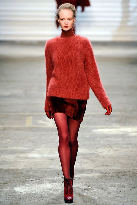 Cerruti Fall 2010 Ready-to-Wear Fashion Show Color Tights Outfit, Colorful Tights Outfit, Cool Tights, Colored Tights Outfit, Winter Tights, Red Tights, Anais Nin, Fashion Tights, Tights Outfit