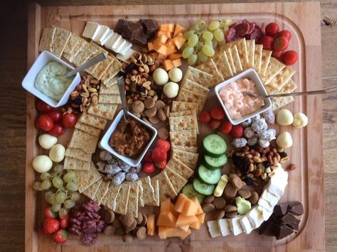 Monkey platter sinterklaas! Monkey Platter, Snack Christmas, Birthday Snacks, Bite Size Food, Kids Party Food, Vegan Meal Plans, Party Platters, Wreaths Diy, Food Pin