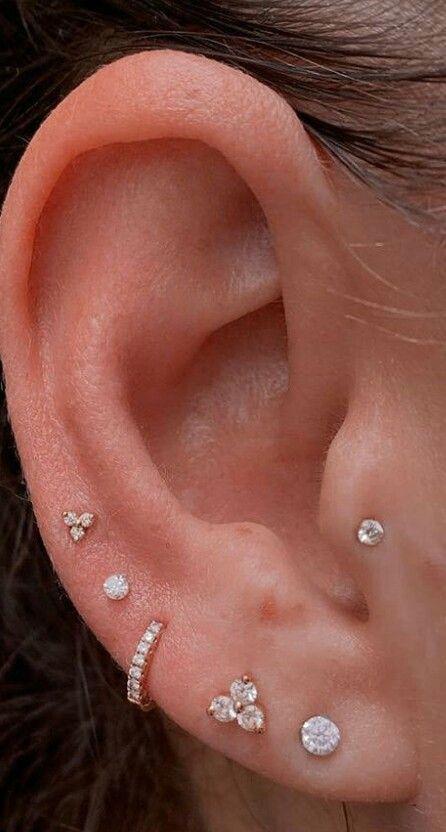 Eat Lobe Piercing, Formal Accessories Jewelry, Eating Piercing, Eat Pearcing, Feminine Ear Piercings, Eat Piercings Aesthetic, Ear Piercing Inspo Simple, Ear Perching, Eat Piercings