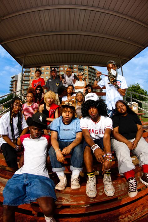 90s Group Photoshoot, Group Shoot Ideas, Group Fashion Photography, Creative Group Photoshoot Ideas, Group Photo Shoot Ideas, Group Photoshoot Ideas Black People, Gang Photoshoot, Group Photoshoot Ideas, Yearbook Photoshoot