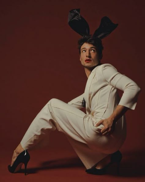 Ezra Miller Converse Outfits, Men In Heels, Ezra Miller, Queer Fashion, Human Poses Reference, Poses References, Human Poses, Body Poses, 영감을 주는 캐릭터