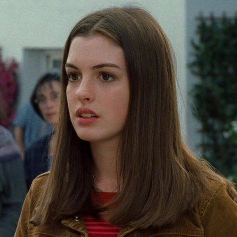 Anne Hathaway - Mia Thermopolis Mia Thermopolis Before Makeover, Mia Thermopolis Hair, Anne Hathaway Hair Princess Diaries, Young Anne Hathaway, Amelia Thermopolis, Anne Hathaway Young, Anne Hathaway Short Hair, Anne Hathaway Hair, The Princess Diaries 2001