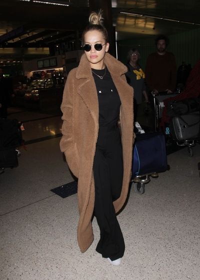 Rita Ora et son manteau nounours Max Mara Max Mara Teddy Coat, Teddy Coat Outfit, Rita Ora Style, Cozy Winter Fashion, Max Mara Coat, Teddy Bear Coat, Izabel Goulart, Coat Street Style, Perfect Coat