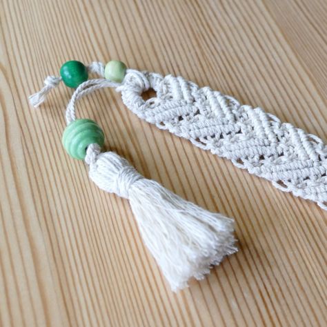 DIY MACRAME BOOKMARK WITH TASSEL Macrame Bookmark, Macrame School, Bookmark With Tassel, Bookmark Pattern, Diy Friendship Bracelets Tutorial, Bracelets Tutorial, Friendship Bracelets Tutorial, Diy Boho, Large Macrame Wall Hanging