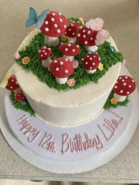 Cute fairy mushroom cake Mushroom Themed Birthday Cake, Easy Mushroom Cake, Mushroom Smash Cake, Mushroom Cakes Birthday, Mushroom Cake Ideas, Mushroom Birthday Cake, Mushroom Cakes, Mushroom Birthday Party, Mushrooms Cake