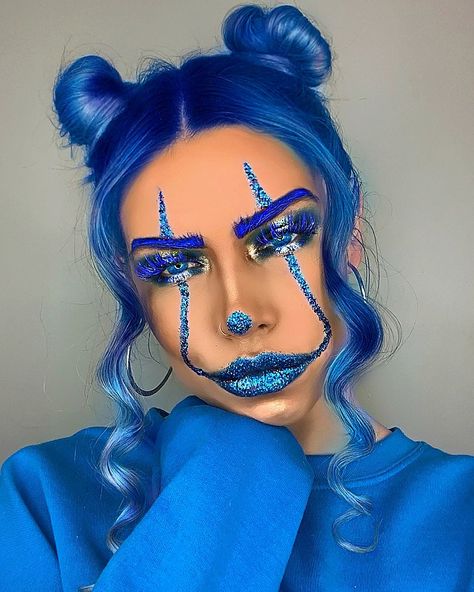 ♥ AMY JOHNSTON | ARTISTRY ♥ on Instagram: “Day 19 - 💙 Blue clown 💙 FACE @esteelauder @maccosmetics @benefitcosmeticsuk EYES @bperfectcosmetics @staceymariemua carnival palette…” Blue Clown Makeup, Jester Makeup, Halloween Makeup Artist, Blue Face Paint, Clown Face, Cute Halloween Makeup, Halloween Makeup Pretty, Bear Halloween, Clown Faces