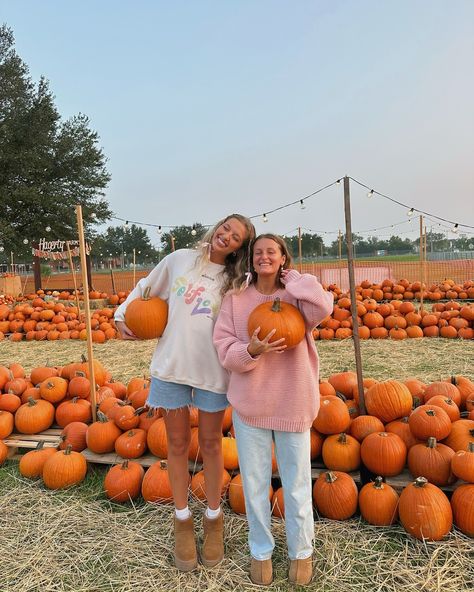 Nice to see you again, pumpkin season🎃🍂🍁🥧 So excited that October is finally here!!!🧡 Pumpkins Patch Pictures, Bsf Pumpkin Patch Pics, Pumpkin Patch Photoshoot Best Friends, Fall Photo Outfit Ideas, Cute Fall Pictures With Friends, Pumpkin Patch Photoshoot Friends, Fall Themed Photoshoot, Aesthetic Fall Pics, Cute Fall Pics