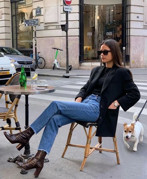 Isabel Riego Lopez (@streetstyleglobal_) • Instagram photos and videos Cloudy Day Outfit, Cloudy Day Outfits, Black Tee Outfit, Burgundy Boots Outfit, Model Off Duty Street Style, Minimalistic Jewellery, Trousers Women Outfit, Plain Black Tee, Brown Boots Outfit