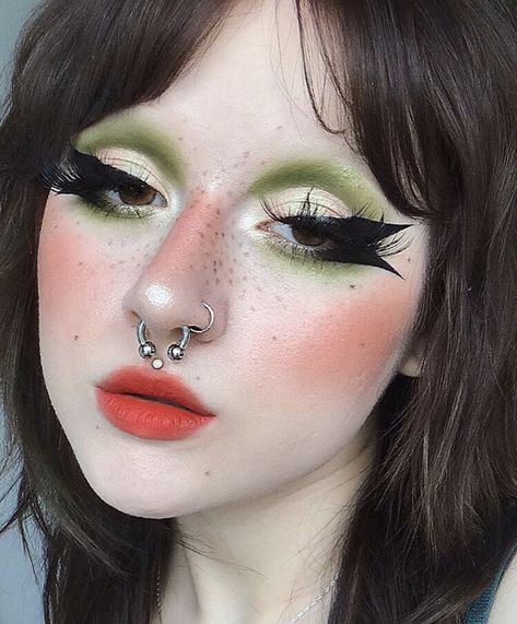 No Brows Makeup, Shaved Eyebrows Makeup, Green And Pink Makeup, No Eyebrows Makeup, Cosplay Makeup Ideas, Alt Makeup, Graphic Makeup, Swag Makeup, Alternative Makeup