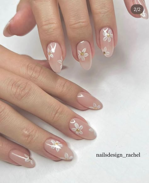 White Floral Nails, Daisy Nail Designs, Leopard Nail Art Designs, Leopard Nail Art, Graduation Nails, Daisy Nails, Simple Gel Nails, Summery Nails, Flower Nail Designs