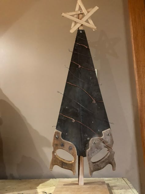 Christmas Tree Made From Hand Saws, Christmas Tree Saw Blades, Handsaw Christmas Tree, Hand Saw Crafts Ideas, Old Hand Saw Christmas Tree, Saw Blade Christmas Tree, Hand Saw Decor Diy Projects, Old Shovel Ideas, Saw Christmas Tree