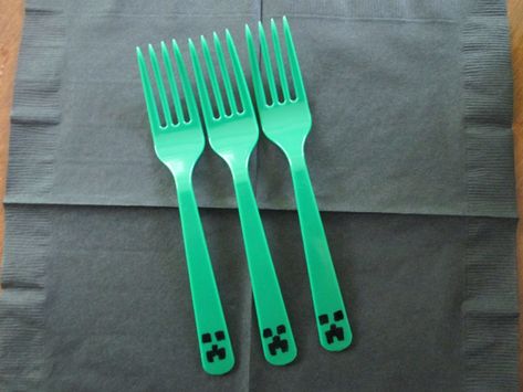 Minecraft Party- bought green forks & drew the creeper face on them with a Sharpie Minecraft Party Ideas, Diy Minecraft Birthday Party, Minecraft Diy, Mind Craft, Minecraft Theme, Creeper Minecraft, Diy Minecraft, The Creeper, Video Game Party