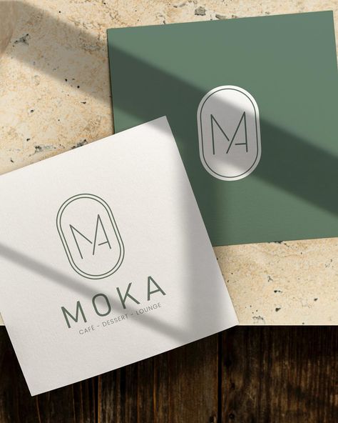 Identité de marque, slogan, univers visuel et logo - Moka 🎨 Moka, représenté par Maxime Ducollet est un salon de thé et patisserie fine à Lyon, fondé par Maxime, pâtissier de métier ☕️ Le salon de thé va proposer sur place ou à emporter différents services. L’objectif est de créer une marque reconnue dans le secteur de la pâtisserie, qui marie l’expertise de Maxime en pâtisserie fine avec l’univers du thé et du café.💯 J’ai travaillé aux côtés de Maxime, fondateur de Moka, sur : ✔️ l’élabora... Patisserie Logo, Patisserie Fine, Logo Monogramme, Un Logo, Branding Design, Branding, Design, Art, Logos