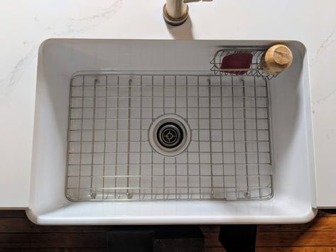 Farmhouse Sink Protector, Clean White Sink, Painting A Sink, New Kitchen Sink, Kitchen Sink Install, Farmers Sink, White Farmhouse Sink, Clean Kitchen Sink, Clean Kitchen Cabinets