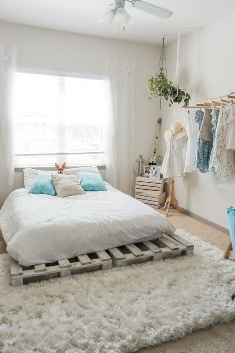 Beachy Boho Bedroom, Stylish Bedroom Design, Pallet Bed, Decor Ikea, Bohemian Bedroom, Stylish Bedroom, Bedroom Boho, Dream Rooms, Boho Bedroom