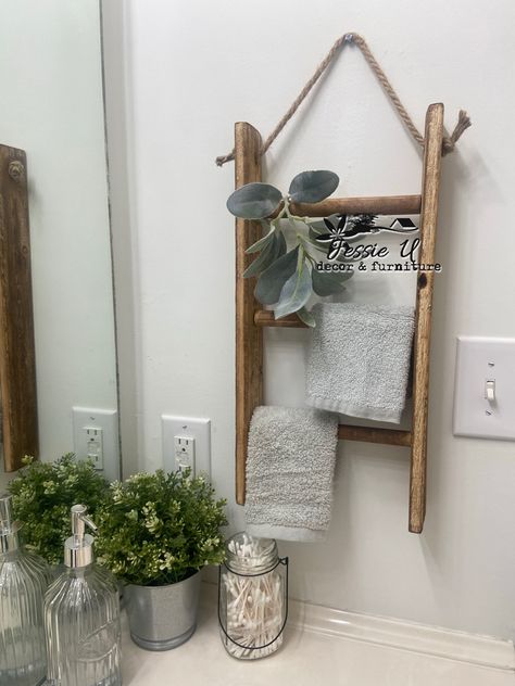 Wall Hanging For Bathroom, Short Ladder Decor Ideas, Counter Ladder Decor, Small Ladder Decor Ideas, Small Ladder Decor, Mini Ladder Decor Ideas, Ladder Wall Decor, Mini Ladder Decor, Old Ladder Ideas