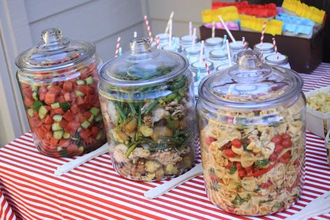 11 Ways to Impress Guests at Your Outdoor Party! Salad Summer, Large Glass Jars, Jars With Lids, Party Hacks, Fly Free, Glass Jars With Lids, Summer Entertaining, Bbq Party, Summer Bbq