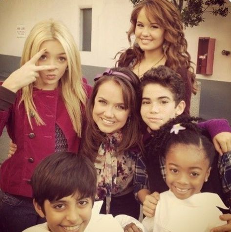 Cast Of Jessie, Jessie Cast, Karan Brar, Cameron Boys, Disney Jessie, Emma Ross, Disney Channel Movies, Old Disney Channel, Celebrity Selfies