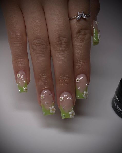 Cute Green Acrylic Nails Designs, Short Light Green Acrylic Nails, Cute Nails Sage Green, Green Baddie Nails Short, Y2k Nails Short Green, Cute Short Gel X Nails, Light Green French Tip Nails Square, Short French Tip Acrylic Nails Green, Green French Tip With Pearls