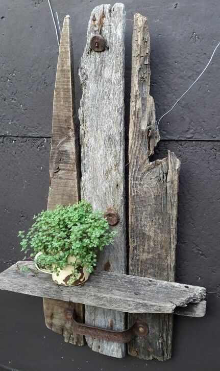 Garden Driftwood Ideas, Driftwood Yard Art, Driftwood Fence Ideas, Driftwood Garden Ideas, Wabisabi Living, Driftwood Fence, Driftwood Garden, Earth Crafts, Tre Kunst