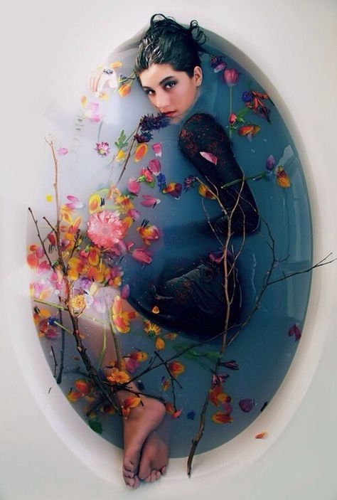 Girl In Bathtub of water & Flowers❤️ Milk Bath Photography, Wow Photo, Bath Photography, Flower Bath, Water Photography, Milk Bath, Poses References, Foto Art, Trik Fotografi