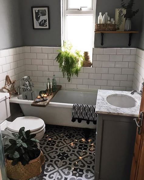 Bathroom staging Pebble Floor, Bad Inspiration, Small Bathroom Design, Green Bathroom, Bath Room, House Plants Indoor, Roll Top, House Bathroom, Beautiful Bathrooms