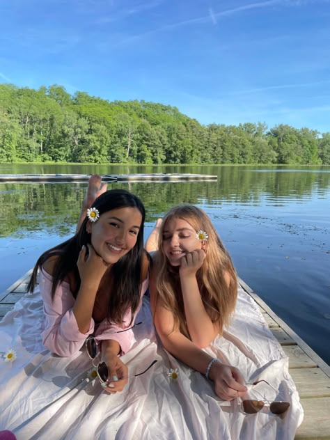 Pond Pictures With Friends, Lake Photoshoot Summer Friends, Lake Vacation Picture Ideas, Lake Pictures By Yourself Instagram, Bestie Lake Pics, Friend Lake Pictures, Summer Photos With Bestie, Cottage Pics With Friends, Lake Instagram Pictures With Friends