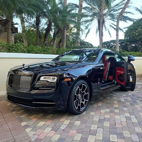 Black Rolls Royce, Prom Car, Rolls Royce Logo, Rolls Royce Car, Rolls Royce Wallpaper, Small Luxury Cars, Motorcycle Camping Gear, Aesthetic Cool, Pimped Out Cars