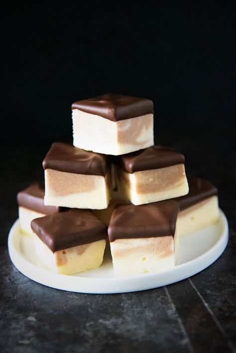 Boston Cream Pie Fudge Flavored Fudge, Boston Cream Pie Recipe, Bird's Custard, Dessert Pie Recipes, Homemade Fudge Recipes, Fudge Flavors, Christmas Candies, Chocolate Custard, Boston Cream Pie