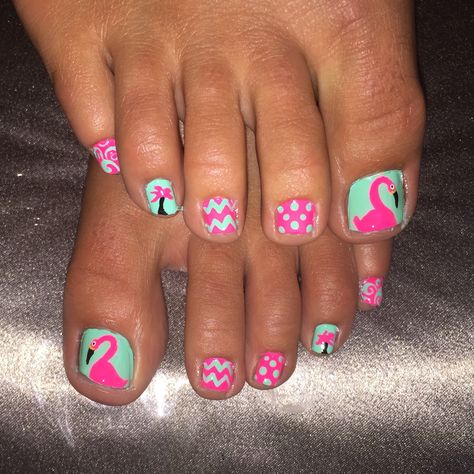 #Flamingos #nailart #funkytoes Flamingo Pedicure, Neon Toe Nails, Flamingo Nail Art, Summer Pedi, Painted Fingernails, Beach Toe Nails, Glitter Toe Nails, Flamingle Party, Nails Toes