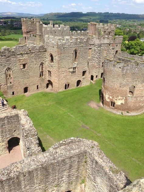 England Castles, English Cities, England Pictures, Medieval Ruins, Ludlow Castle, Castle Courtyard, Shropshire England, Castle England, British Castles