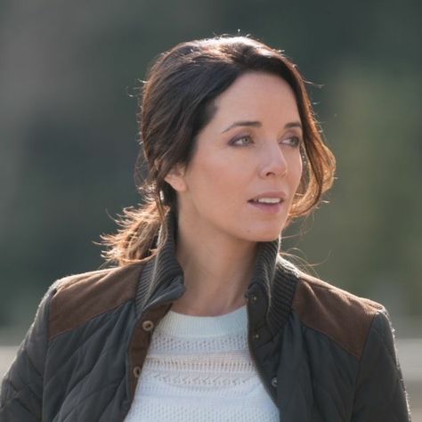 Michelle Morgan as Samantha "Lou" Fleming Lou Fleming, Heartland Lou, Heartland Season 11, Michelle Morgan, Heartland Actors, Heartland Seasons, Heartland Cast, Amber Marshall, Best Tv Shows