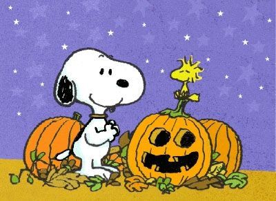 Snoopy and Woodstock celebrate Halloween Days Till Halloween, Hello Kitty Imagenes, Woodstock Peanuts, Charlie Brown Halloween, It's The Great Pumpkin, Peanuts Halloween, Snoopy Halloween, Snoopy Images, Peanuts Cartoon