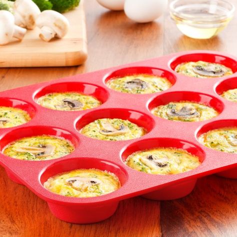 Easy 21 Day Fix egg muffins and veggie egg white cups! Using red, green and blue container for a protein packed breakfast to go or healthy snack! Egg White Muffin Cups, Egg White Cups, Veggie Muffins, Silicone Muffin Pan, Cooking Stone, Muffin Cupcake, Cupcake Baking, Baking Muffins, Protein Packed Breakfast