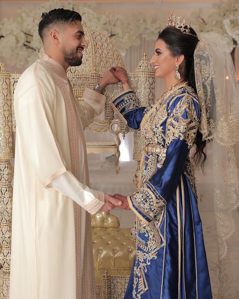 L’image contient peut-être : 2 personnes, personnes debout et mariage Moroccan Bride, Moroccan Clothing, Arab Wedding, Moroccan Fashion, Moroccan Wedding, Moroccan Dress, Moroccan Caftan, Birthday Photoshoot, Beautiful Couple