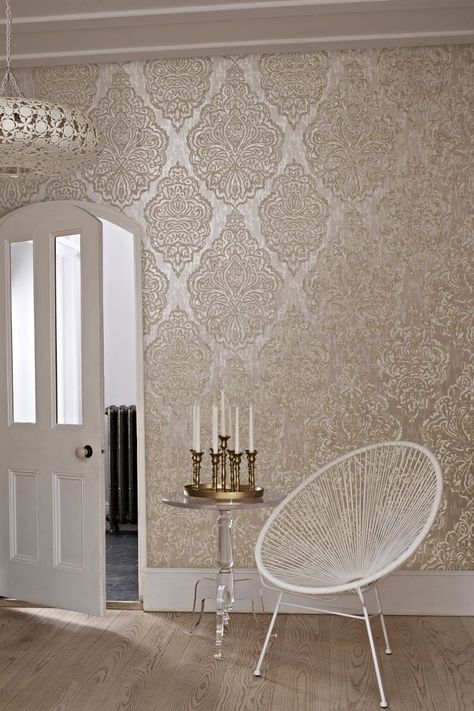 15 Удивительные обои для создания Wow-Worthy Accent Walls Damask Wallpaper Living Room, Hallway Wallpaper Ideas, Best Living Room Wallpaper, Indian Style Living Room, Closet Ceiling, Damask Wall, Hallway Wallpaper, Metallic Background, Ceiling Wallpaper