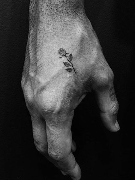 90 Cool Small Tattoo Ideas for Men Cool Small Tattoo Ideas, Cool Little Tattoos, Small Tattoo Ideas For Men, Herren Hand Tattoos, Minimalist Tattoo Meaning, 42 Tattoo, Small Back Tattoos, Small Rose Tattoo, Men's Small Tattoo