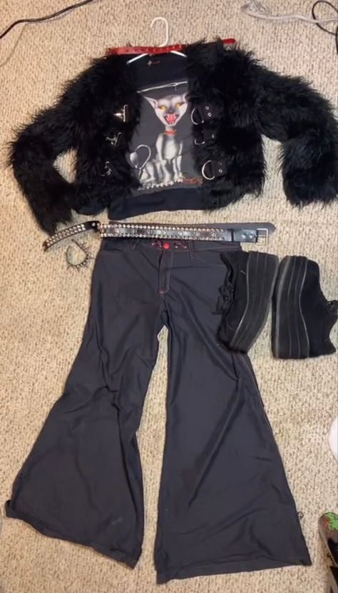 Mall Goth Winter Outfit, Mall Goth 90s Outfits, Christmas Goth Outfit, Goth Winter Outfits Cold, Goth Christmas Outfit, Emo Clothes 2000s, Winter Goth Outfits, Mallgoth Outfits, Mall Goth Outfits