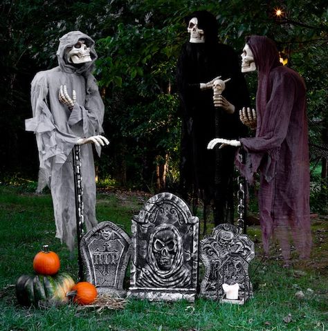 Transform Your Front Yard into a Haunted Graveyard for Halloween Halloween Graveyard Decorations, Haunted Graveyard, Dekorasi Halloween, Halloween Lawn, Halloween Diy Outdoor, Halloween Crafts Preschool, Halloween Graveyard, Halloween Tombstones, Diy Halloween Decor