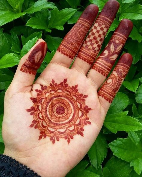 20+ Stylish Mehndi Designs For Durga Puja - Navratri Mehndi Designs - K4 Craft Simple Front Hand Mehandi Desgine, Back Hand Mehandi Desgine, Simple Henna Patterns, Palm Mehndi Design, Pretty Henna, Design Mehndi, Mehndi Designs For Kids, Mehndi Design Pictures, Very Simple Mehndi Designs