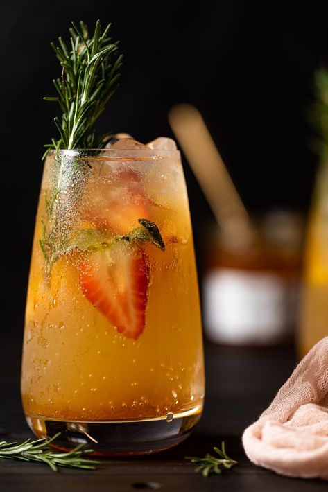 Healthy Alcohol, Ginger Beer Cocktail, Ginger Drink, Alcohol Free Drinks, Beer Cocktails, Mocktail Recipe, Ginger Beer, Sweet Tea, Non Alcoholic Drinks